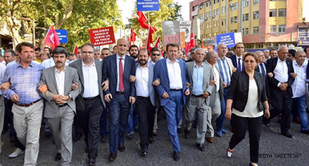 KAHRAMANMARAŞ DEMOKRASİ İÇİN YÜRÜDÜ
