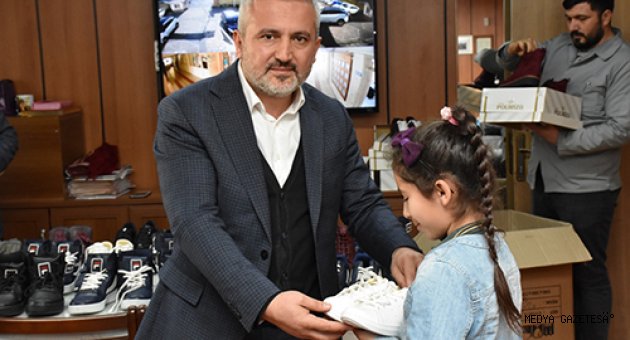 Kahramanmaraş’ta ihtiyaç sahibi öğrencilere ayakkabı ve mont yardımı