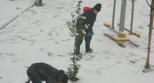 Kahramanmaraş’ta Kar yağışı çocukları sevindirdi