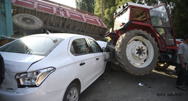 Kahramanmaraş’ta otomobil traktör römorkuna çarptı: 1 yaralı