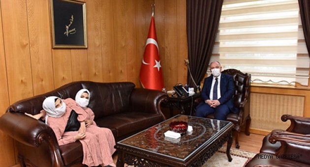 Kahramanmaraş Valisi Coşkun, siyam ikizlerini misafir etti