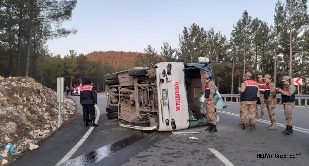 Kahramanmaraş'ta freni patlayan midibüsün kamyonete çarpıp devrilmesi sonucu 38 kişi yaralandı