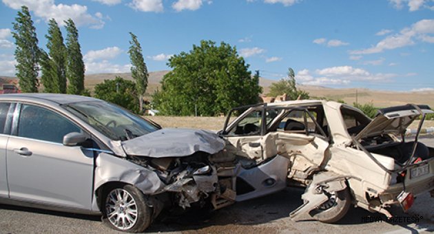 Kahramanmaraş'ta iki otomobil çarpıştı: 8 yaralı