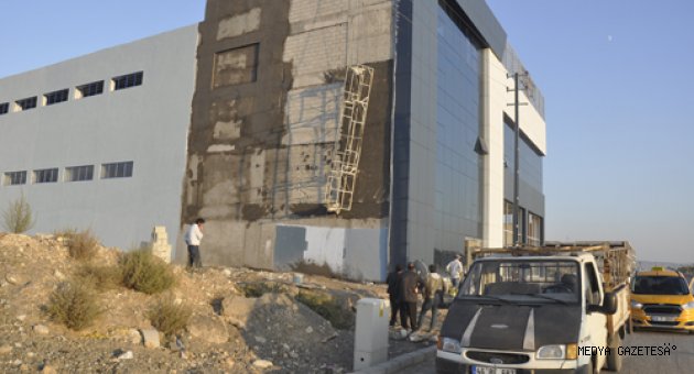 Kahramanmaraş'ta iskele halatının kopması sonucu 2 işçi yaralandı