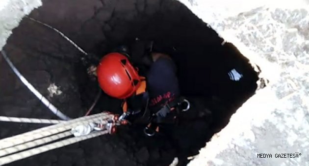 Kahramanmaraş'ta itfaiye, 18 metre derinliğindeki kuyuya düşen kedi yavrusunu kurtardı