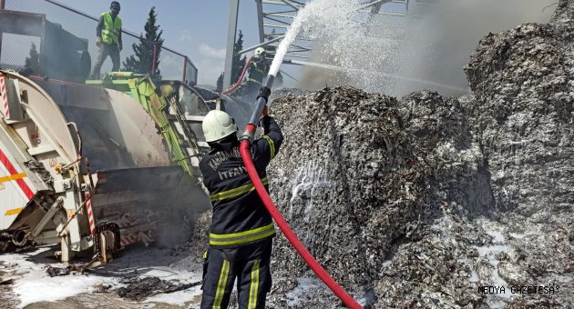 Kahramanmaraş'ta kağıt fabrikasında atık kağıtlar yandı