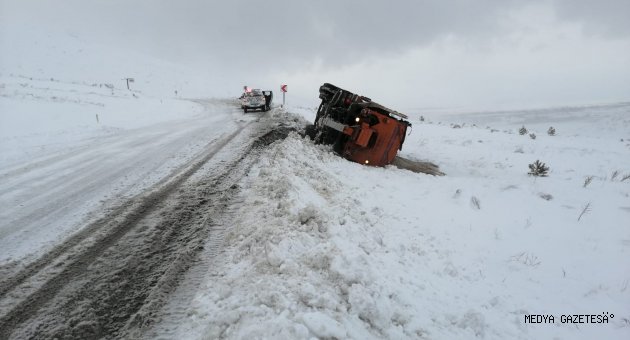 Kahramanmaraş'ta kar küreme aracı devrildi, iki işçi yaralandı