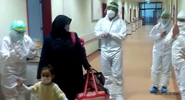Kahramanmaraş'ta koronavirüsü yenen 4 yaşındaki çocuk alkışlarla taburcu edildi