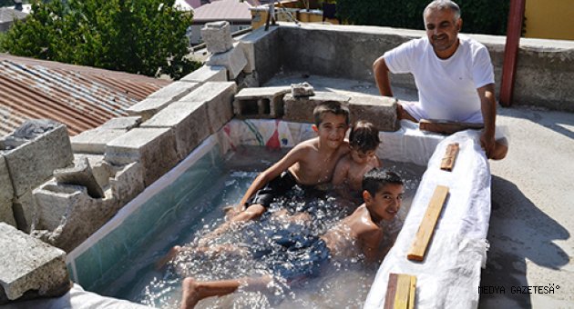 Kahramanmaraş'ta Kovid-19 nedeniyle denize gidemeyen aile, terasa çocuklar için havuz yaptı