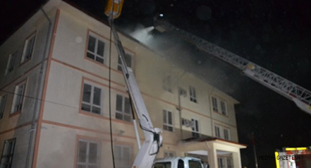 Kahramanmaraş'ta okul çatısında yangın çıktı
