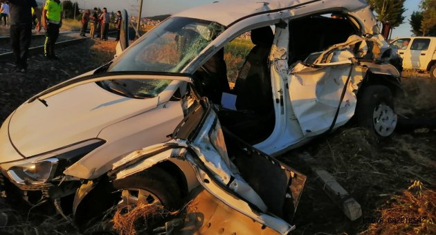 Kahramanmaraş'ta otomobilin yük trenine çarpması sonucu 2 kişi yaralandı