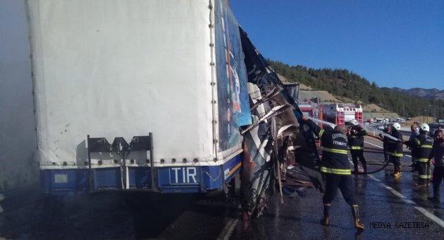 Kahramanmaraş'ta seyir halindeki tırın dorsesi yandı