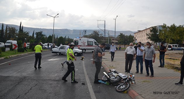 Kahramanmaraş'ta ters yönde giden otomobil motosiklete çarptı 2 kişi yaralandı
