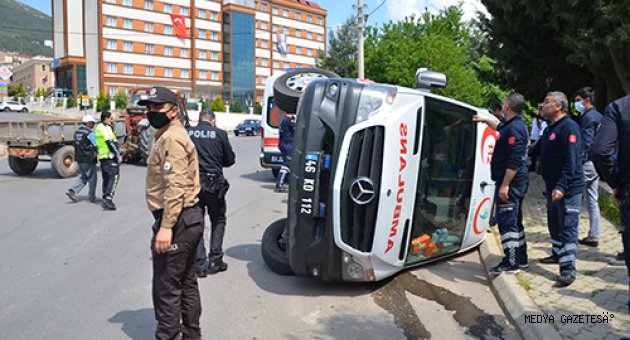 Kahramanmaraş'ta traktörle çarpışan ambulans devrildi: 5 yaralı