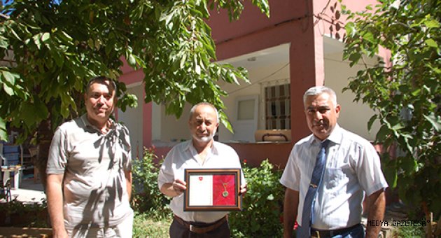 Kahramanmaraş'ta TSKGV'ye bağış yapan hayırsevere madalya verildi