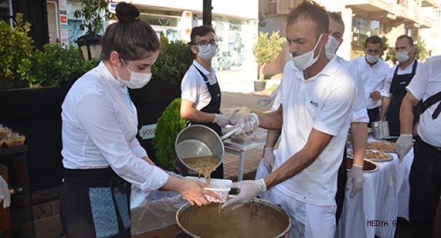 Kahramanmaraş'ta vatandaşlara aşure ikramı