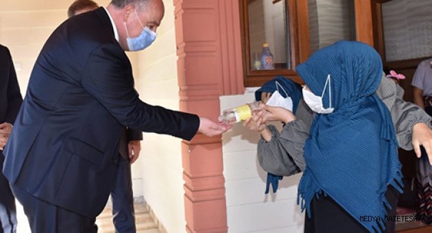 Kahramanmaraş'taki siyam ikizleri okullarını özledi
