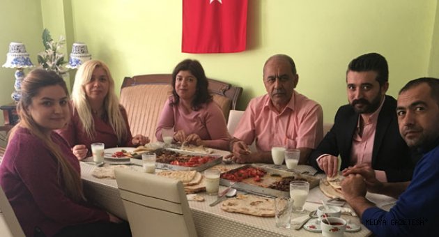 KİMLİK’TE ELİ BÖĞRÜNDE ZİYAFETİ