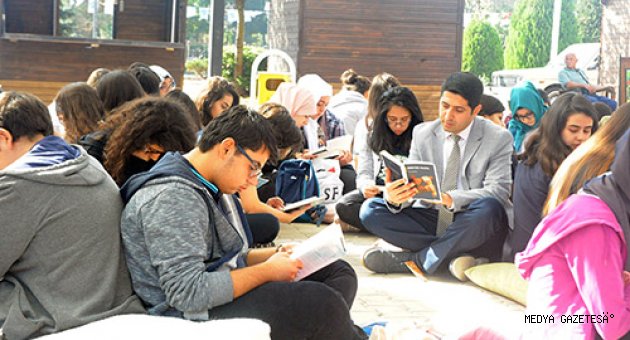 KİTAP FUARI’NIN İLK GÜNÜNDE KİTAP OKUMA ETKİNLİĞİ