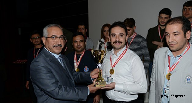 KSÜ Tıp Futbol Turnuvasının Kazananları Kupalarını Rektör Deveci’nin Elinden Aldı