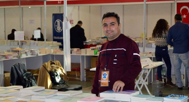 ‘KÜÇÜCÜK ÇOCUKLAR KİTAP KURDU OLMUŞ’