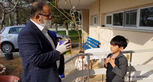 Kumbarasındaki parayı Milli Dayanışma Kampanyası'na bağışladı