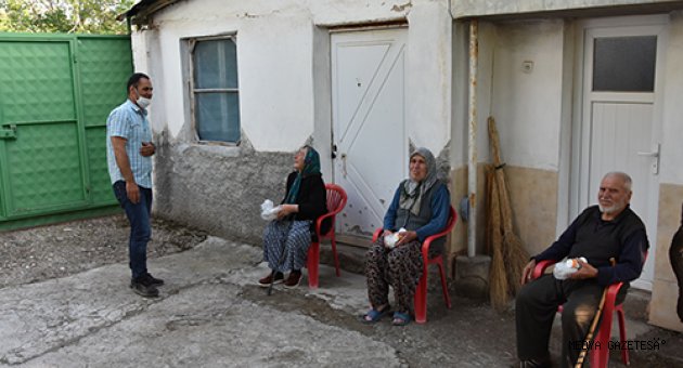 Mahalledeki yaşlılar için imece usulü hazırlanan iftarlıklar kapılarına kadar ulaştırılıyor