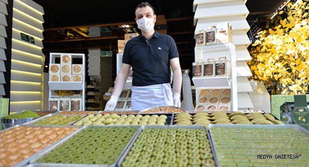 Maraş dondurması ve tatlılar siparişle evlere ulaştırılıyor