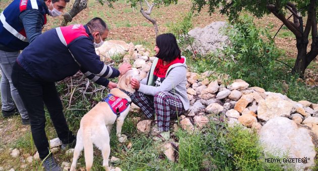 Mersin'de 17 yaşındaki kayıp kız arazide uyurken bulundu