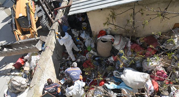 Mersin'de bir evden 15 ton çöp çıktı