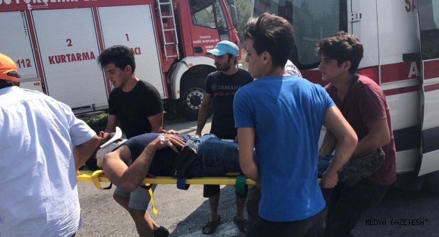 Mersin'de şeftali yüklü kamyonet devrildi: 2 ölü, 10 yaralı