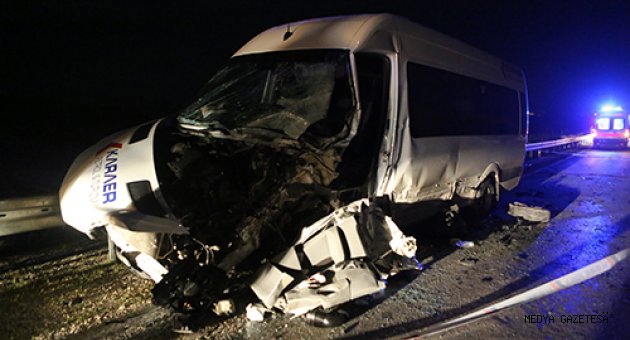 Mersin'de servis minibüsü ile otomobil çarpıştı: 1 ölü, 10 yaralı