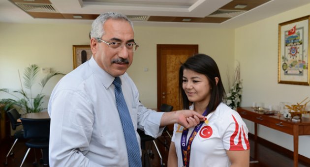 Merve Kenger’i Altınla Ödüllendirdi