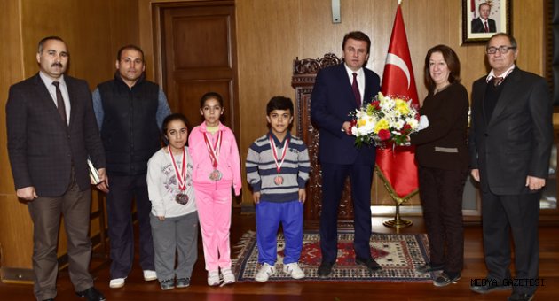 MİLLİ YÜZÜCÜLERDEN BAŞKAN ERKOÇ’A ZİYARET