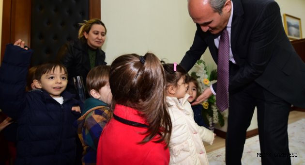 MİNİKLER BAŞKAN OKAY'IN MAKAMINI RENKLENDİRDİ