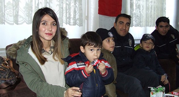 Miniklerden Polis Ağabeylerine Anlamlı Ziyaret