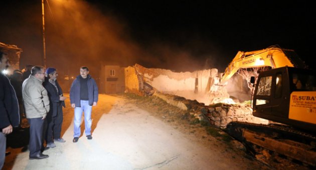 NADIR MAHALLESİNDE HAREBE YAPILAR YIKILARAK MAHALLEYE KAZANDIRILIYOR…