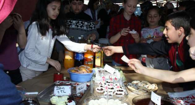 ÖĞRENCİLER VE VELİLER OKUL YARARINA KERMES DÜZENLENDİ