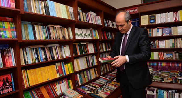 ÖĞRENCİLER YAZ TATİLİNİ KİTAP KAFE VE KIRAATHANE'DE KİTAP OKUYARAK DEĞERLENDİRİYOR