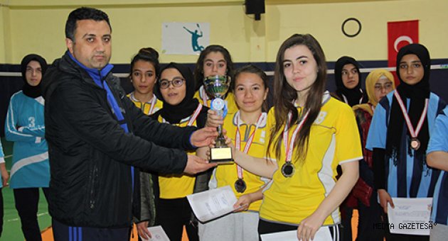OKUL SPORLARI BADMİNTON GENÇLER İL BİRİNCİLERİ KUPALARINI ALDI