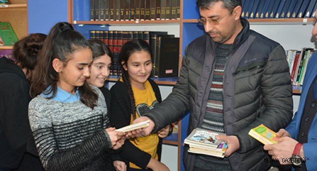 Okula Bağışladığı Kitapla Yargılanmaktan Kurtuldu