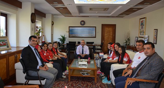 Olimpiyat Şampiyonu Sporcular Rektör Deveci’yi Ziyaret Etti