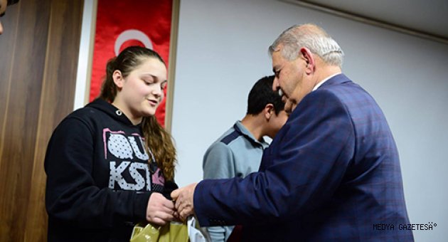 ONİKİŞUBAT BELEDİYESİ, TEOG HAZIRLIK ÖĞRENCİLERİNE SINAV SETİ HEDİYE ETTİ