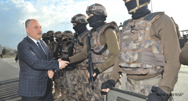 Osmaniye'de özel harekat polislerinden gerçeğini aratmayan rehine kurtarma tatbikatı