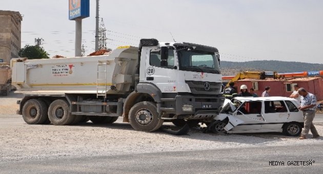 OTOMOBİL KAMYONUN ALTINA GİRDİ: 1 YARALI