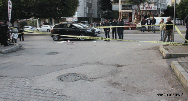 Otomobilde yanında oturan kadını ağzından bıçakladı