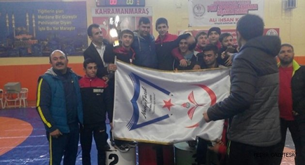 Özel Necip Fazıl Temel Lisesi Güreşte de birinci