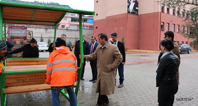 PAZARCIK BELEDİYESİNDEN, OKULLARA OTURMA BANKI DAĞITILDI