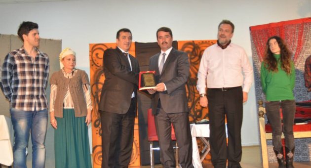 ''PEMBE ASLINDA SİYAHTIR'' ADLI TİYATRO GÖSTERİSİ