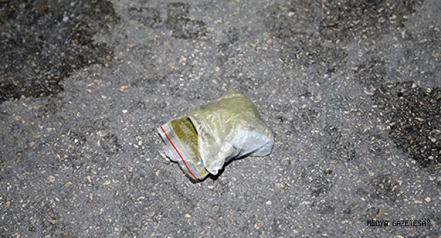 Polis aracına çarptıkları otomobille kaçmaya çalışan 3 şüpheliden 2'si yakalandı